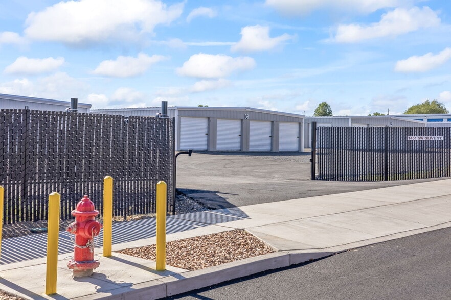 More Photos Of 1451 Olive st, Madras Self Storage For Sale