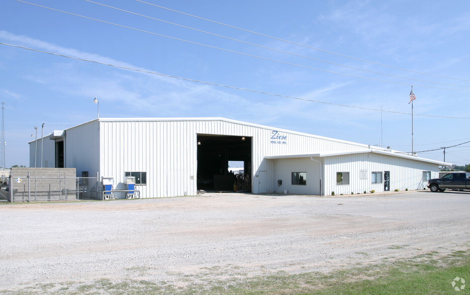 Primary Photo Of 209 NW 111th St, Oklahoma City Manufacturing For Lease