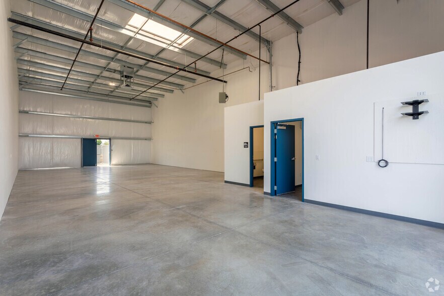 More Photos Of 325-355 S Schnoor Ave, Madera Warehouse For Lease