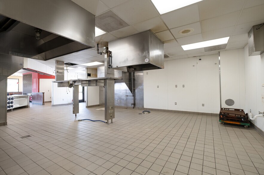 More Photos Of 101 W Lind St, Mankato Fast Food For Lease