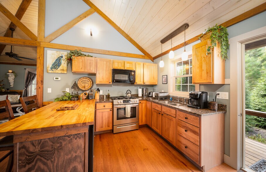 More Photos Of 295 Panthers Den Rd, Makanda Hotel For Sale