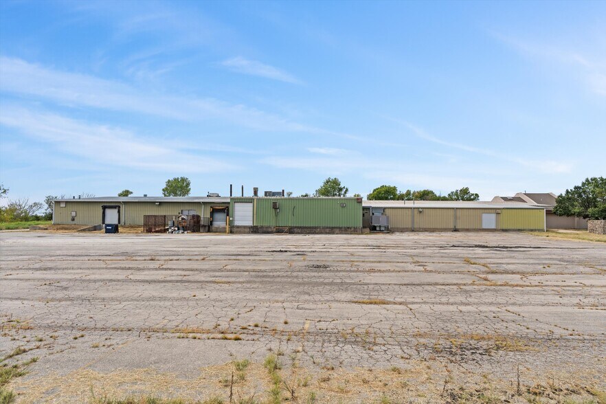 More Photos Of 107 A St., Caney Industrial For Lease