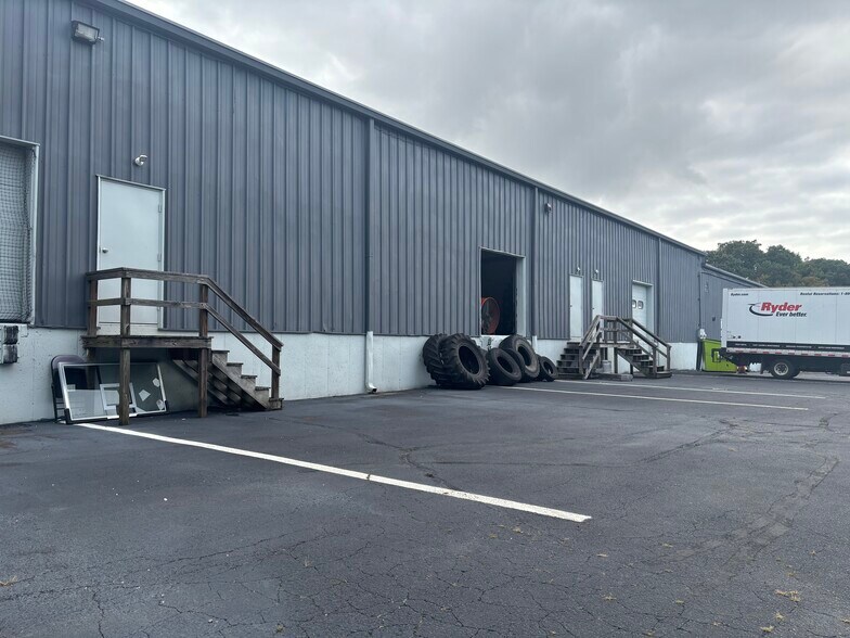 More Photos Of 40 Mead St, Seekonk Warehouse For Lease
