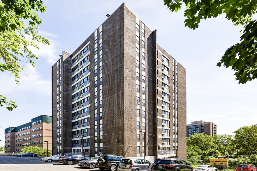 Primary Photo Of 72 Spruce St, Stamford Apartments For Sale
