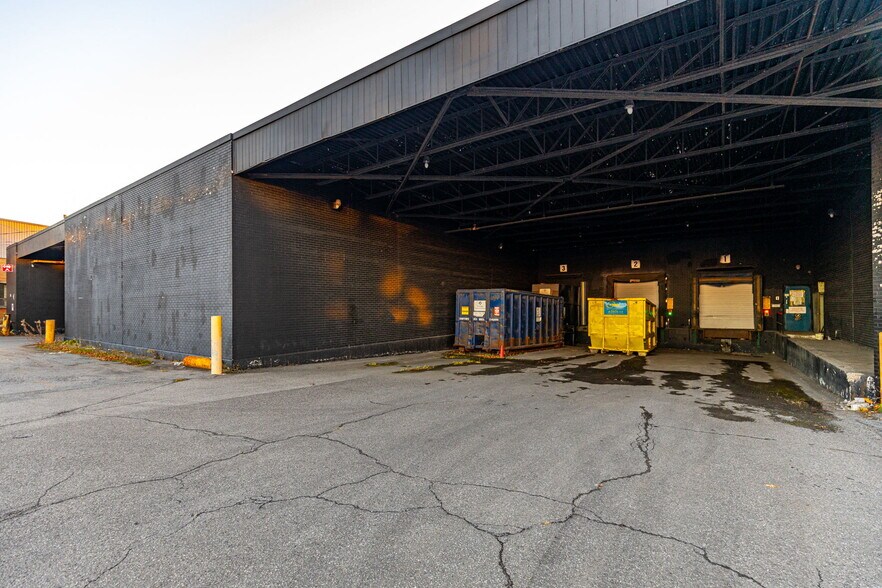 More Photos Of 5950 Ch De La Côte-De-Liesse, Mont-Royal Distribution For Sale