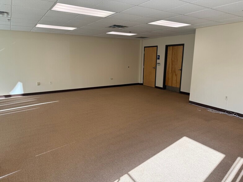More Photos Of 7575 Kingspointe Pky, Orlando Showroom For Lease