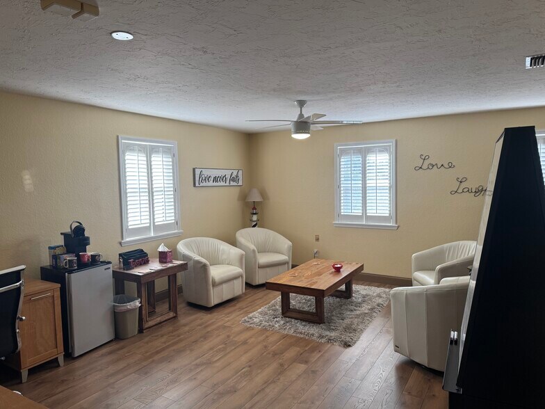 More Photos Of 1007 Manatee Ave, Bradenton Storefront Retail Office For Sale