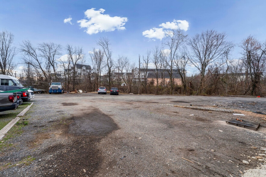 More Photos Of 1923 Old Eastern Ave, Essex Service For Lease