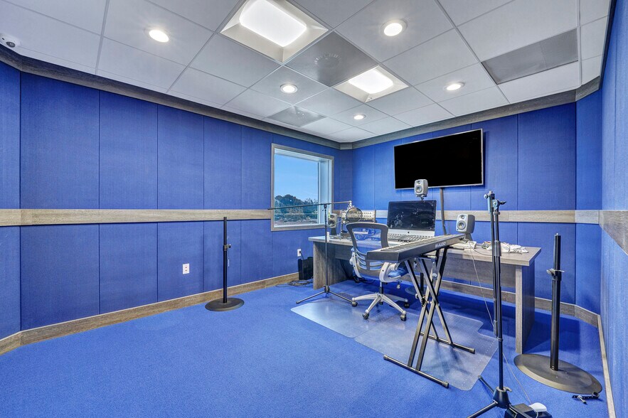 More Photos Of 5465 NW 36th St, Miami Office For Sale