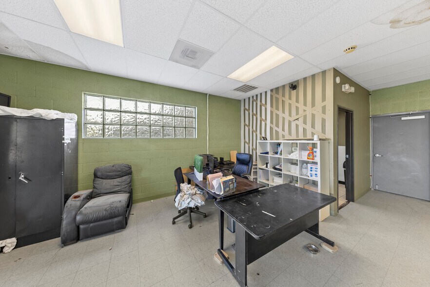 More Photos Of 2781 N Lamb Blvd, Las Vegas Distribution For Lease