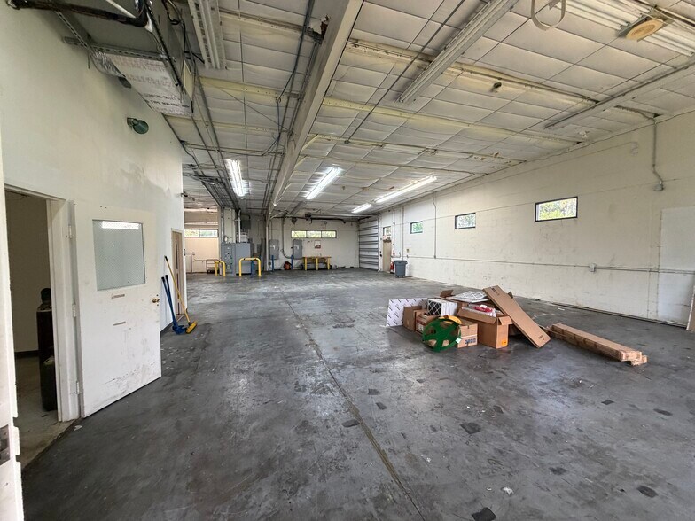 More Photos Of 10061 Amberwood Rd, Fort Myers Flex For Lease