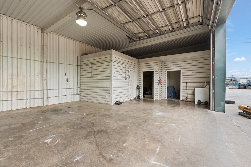 More Photos Of 308 Thomas Pl, Everman Warehouse For Sale