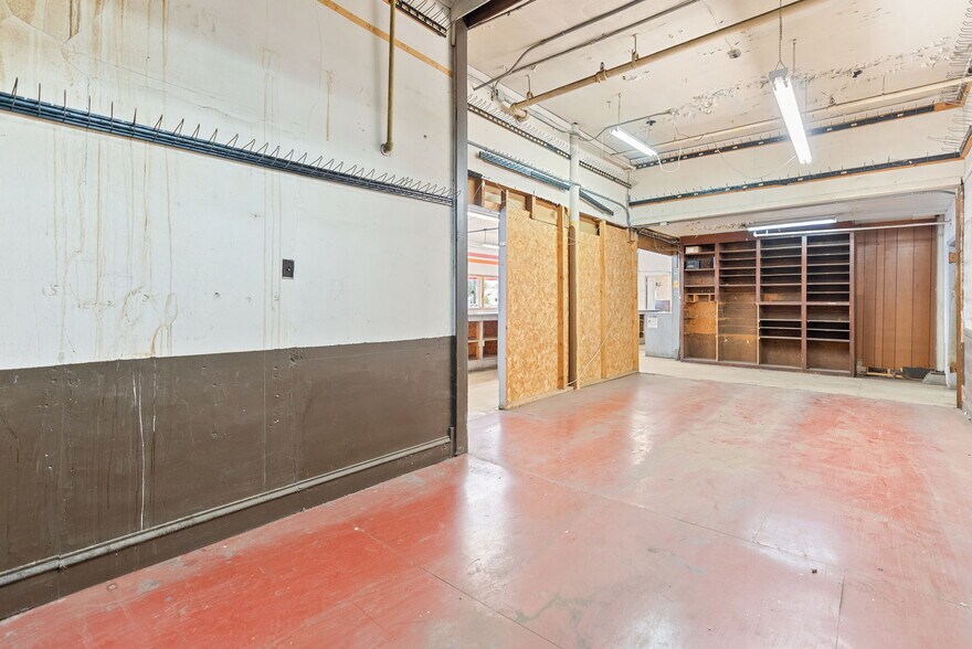 More Photos Of 314 E Market St, Warsaw Showroom For Sale