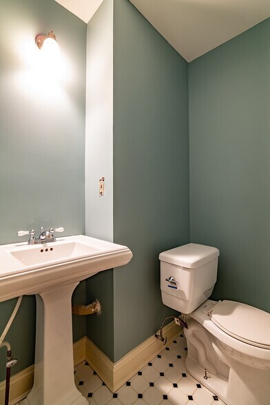 More Photos Of 1715 N St NW, Washington Office For Lease