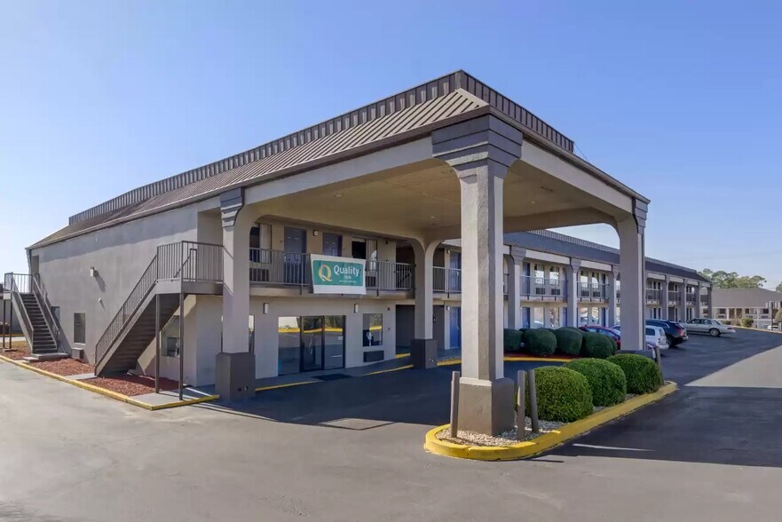 Primary Photo Of 820 Shoney's Dr, Ashburn Hotel For Sale