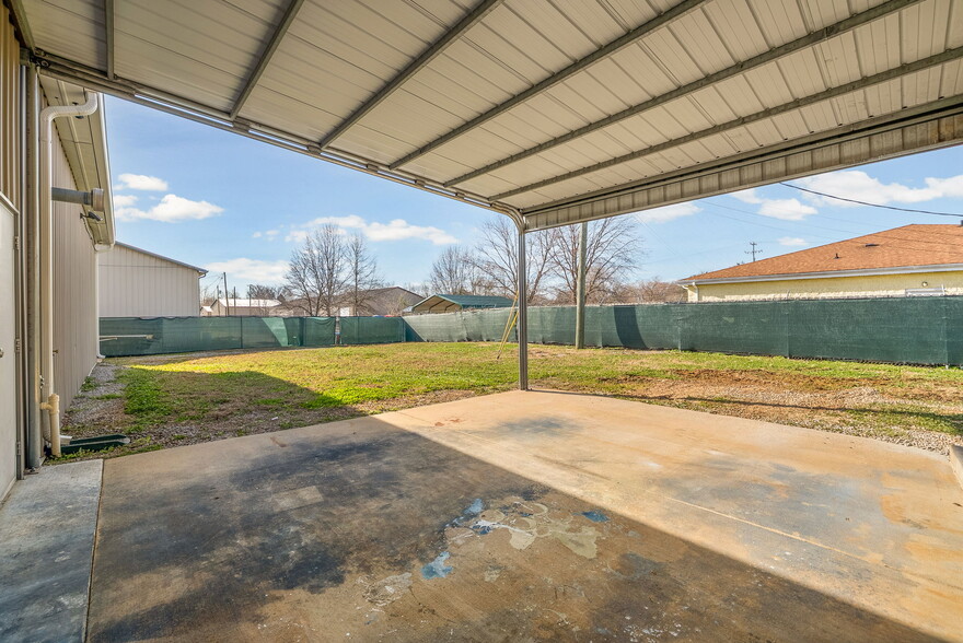 More Photos Of 1811 Alpine Dr, Clarksville Light Manufacturing For Lease