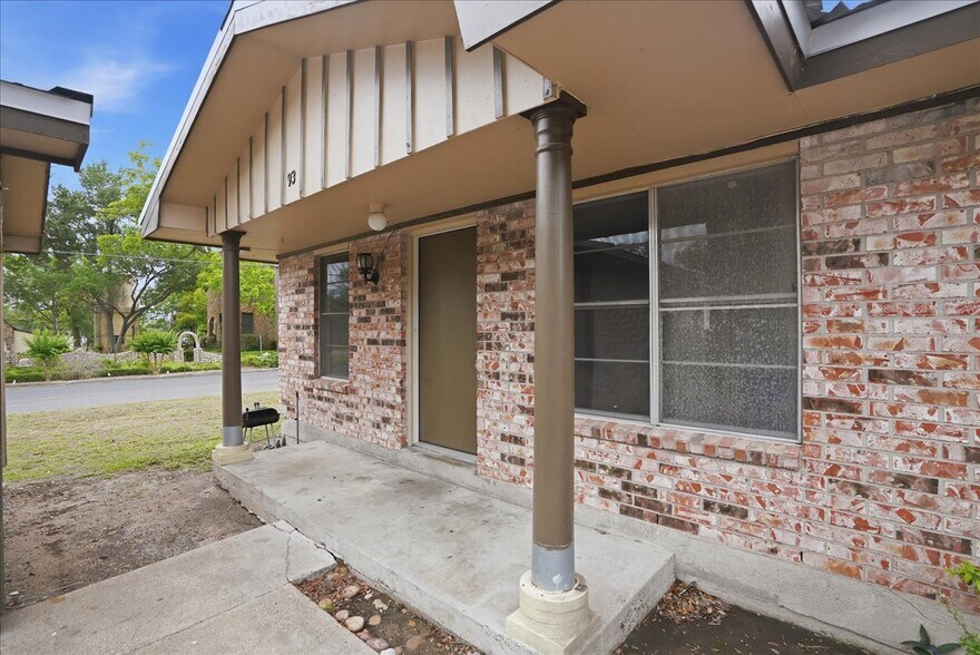 More Photos Of 1400 N Saint Marys St, Beeville Apartments For Sale