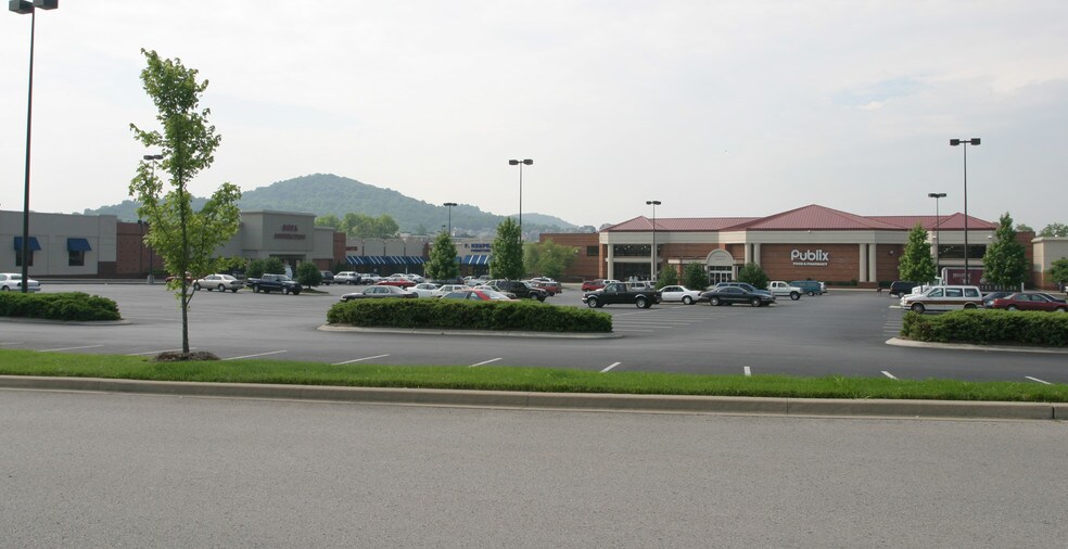 More Photos Of 8105 Moores Ln, Brentwood Unknown For Lease
