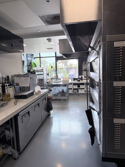 More Photos Of 3032 Wilshire Blvd, Santa Monica Storefront For Lease