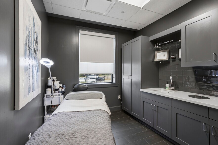 More Photos Of 160 Fountains Blvd, Madison Medical For Sale