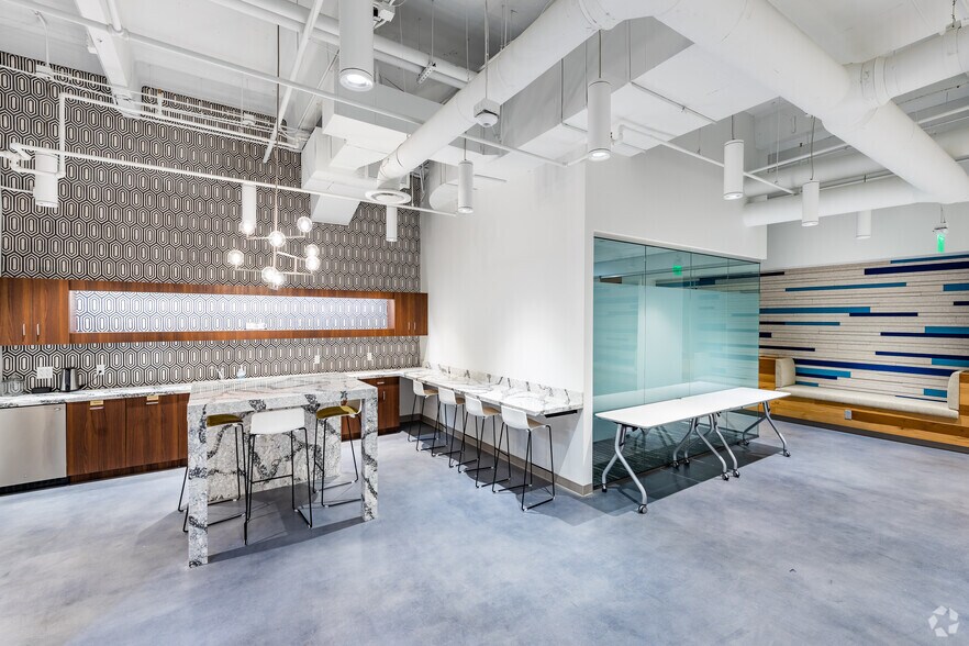 More Photos Of 390 N Orange Ave, Orlando Office For Lease