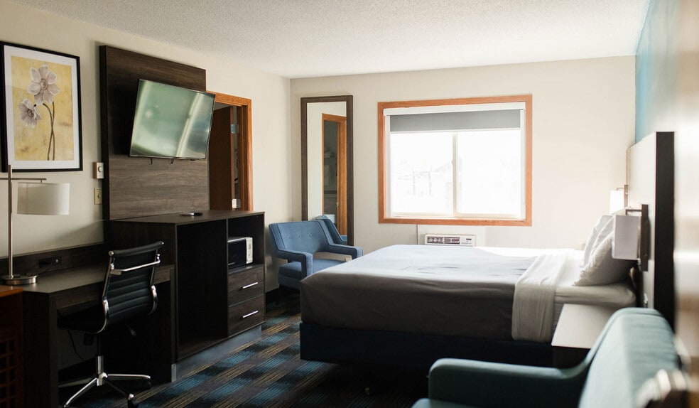 More Photos Of 921 N Lincoln Rd, Escanaba Hotel For Sale