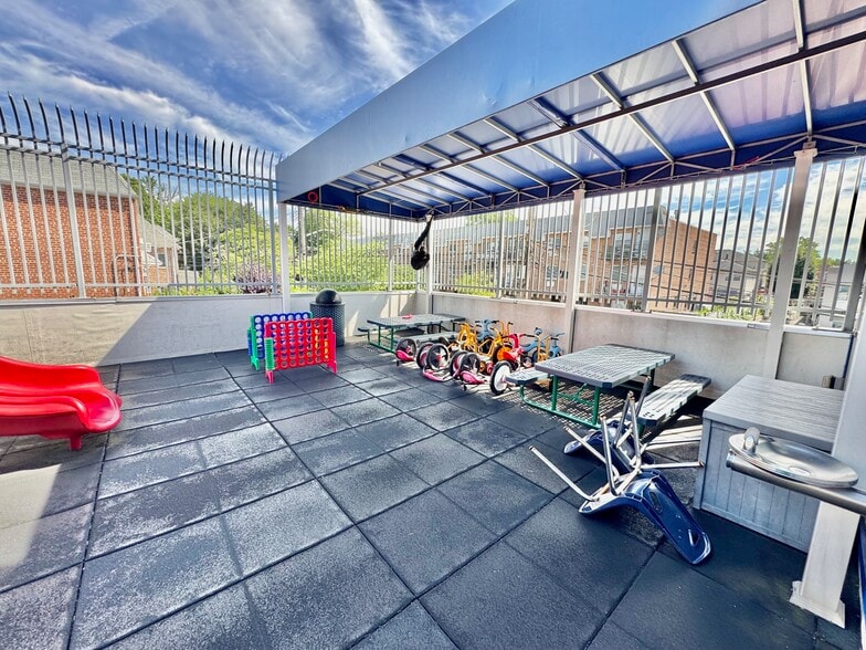 More Photos Of 215-15 Northern Blvd, Bayside Storefront Retail Office For Lease