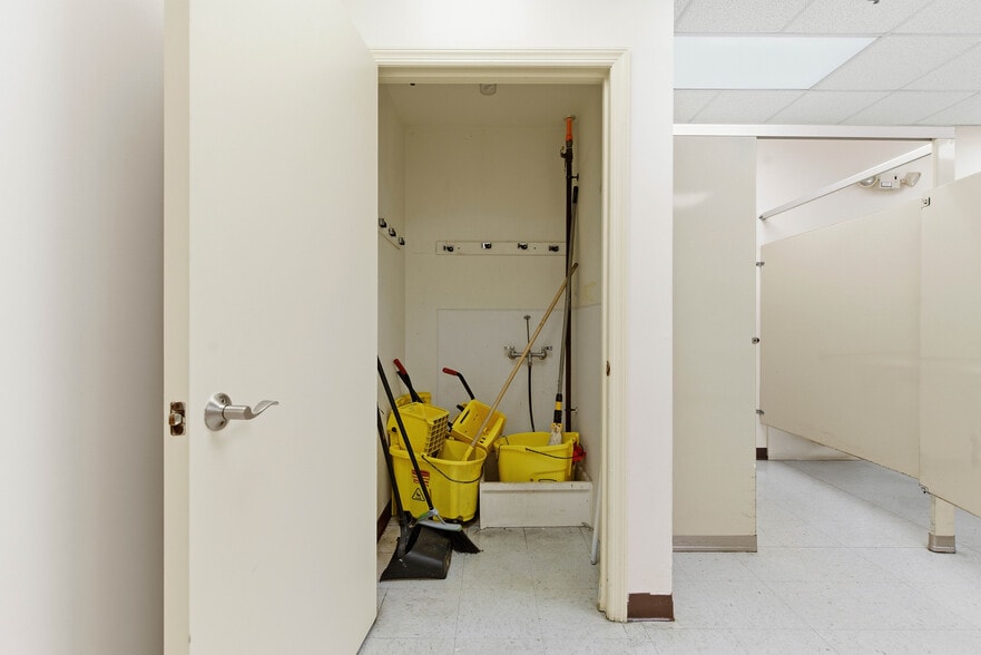 More Photos Of 86 Coraopolis Rd, Coraopolis Medical For Sale