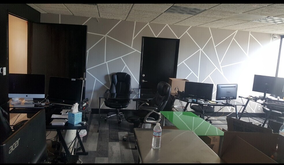 More Photos Of 18580 Ventura Blvd, Tarzana Loft Creative Space For Lease