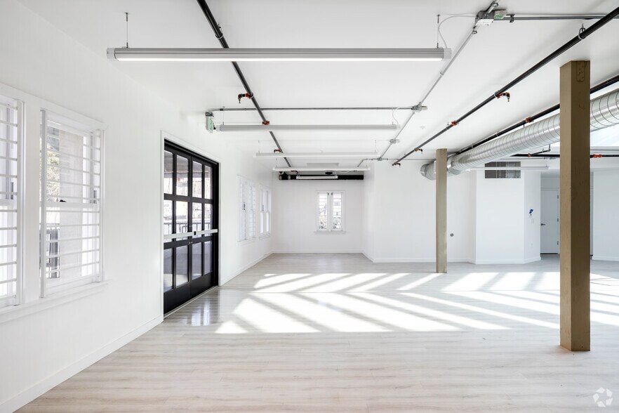 More Photos Of 1605 Ocean Front Walk, Santa Monica Storefront For Lease