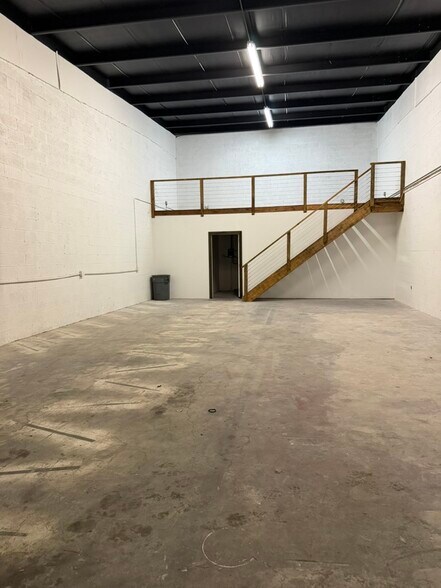 More Photos Of 4755 Mercantile Ave, Naples Unknown For Lease