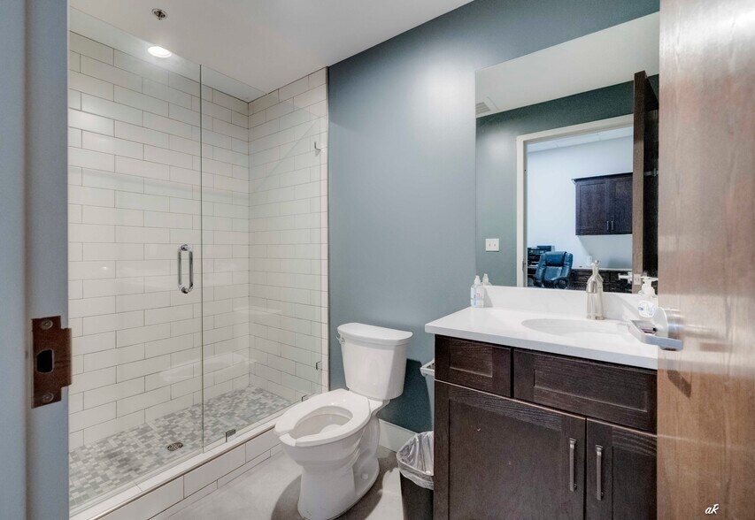 More Photos Of 17684 Cordova Pl, Panama City Beach Distribution For Lease