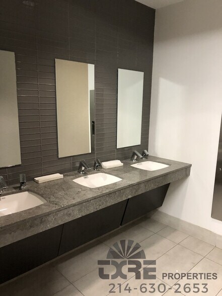 More Photos Of 1250 W Mockingbird Ln, Dallas Office For Lease