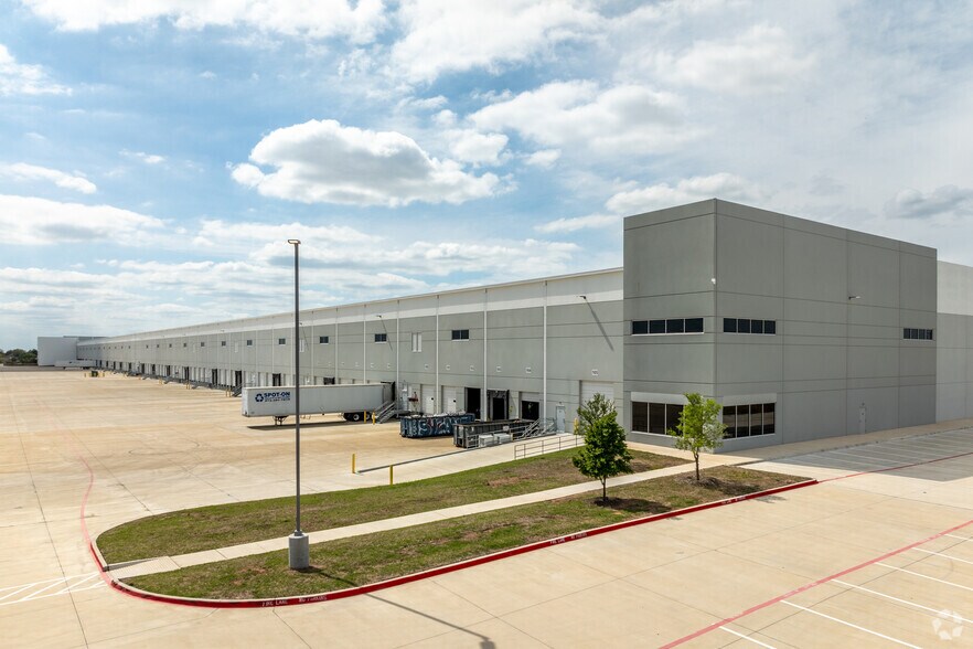 More Photos Of 11333 County Road 212, Forney Distribution For Lease