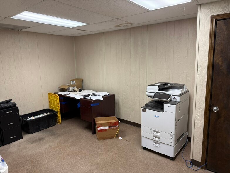 More Photos Of 621 Industrial dr, Ardmore Industrial For Lease