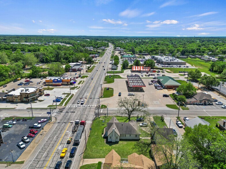 More Photos Of 209 S Main St, Lindale Loft Creative Space For Sale