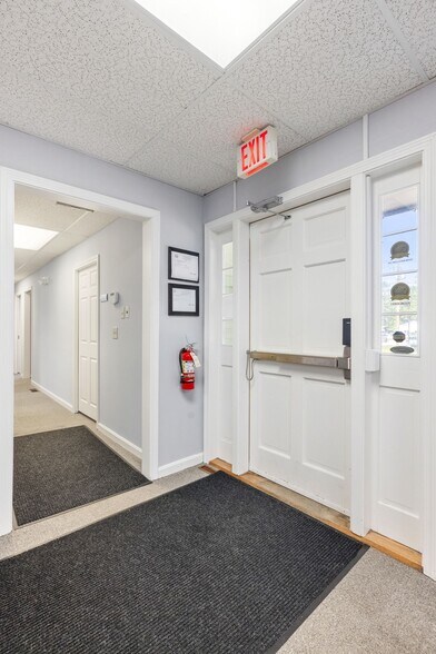 More Photos Of 214 Lake St, Bristol Office For Sale