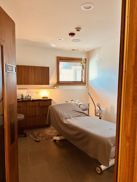 More Photos Of 145-147 S Northwest Hwy, Park Ridge Storefront Retail Office For Lease