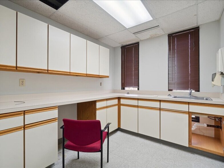 More Photos Of 1100 W Saginaw St, Lansing Medical For Sale