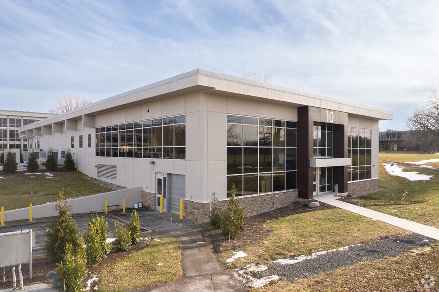 More Photos Of 727 Norristown Rd, Ambler Unknown For Lease