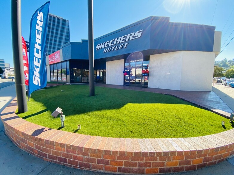 Primary Photo Of 15960 Ventura Blvd, Encino Storefront For Lease