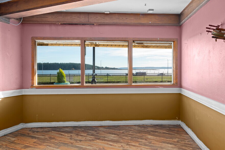 More Photos Of 930 SE Pioneer Way, Oak Harbor General Retail For Sale