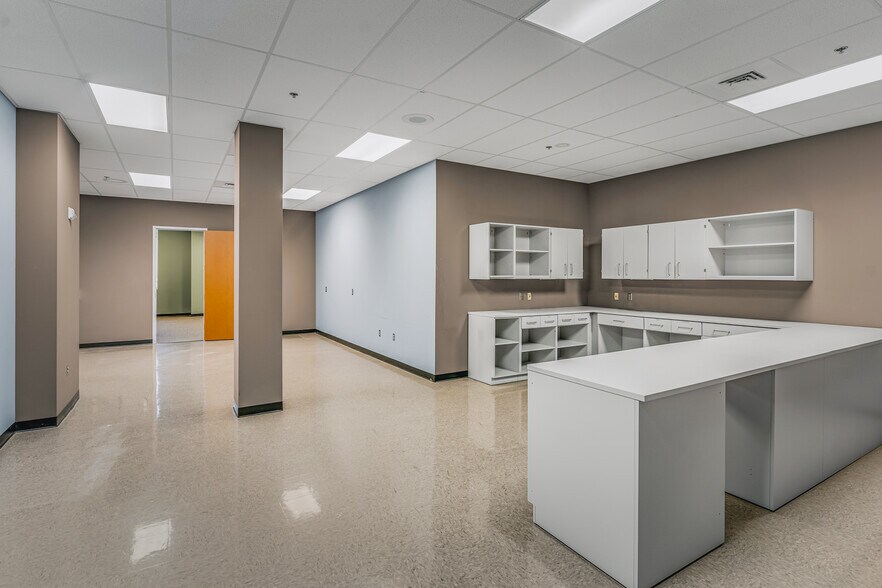 More Photos Of 7345 Goodlett Farms Pky, Cordova Office For Sale