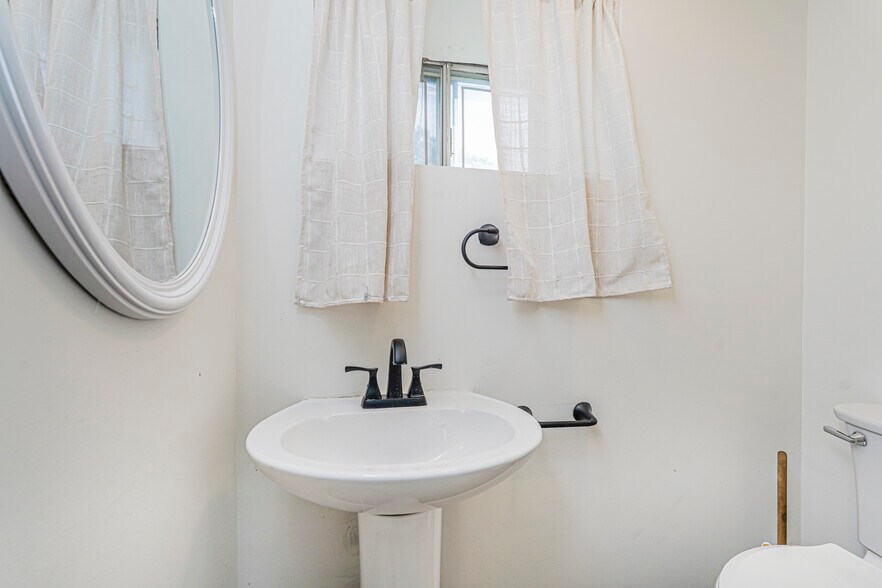 More Photos Of 622 Barlow Ave, Staten Island Office For Sale