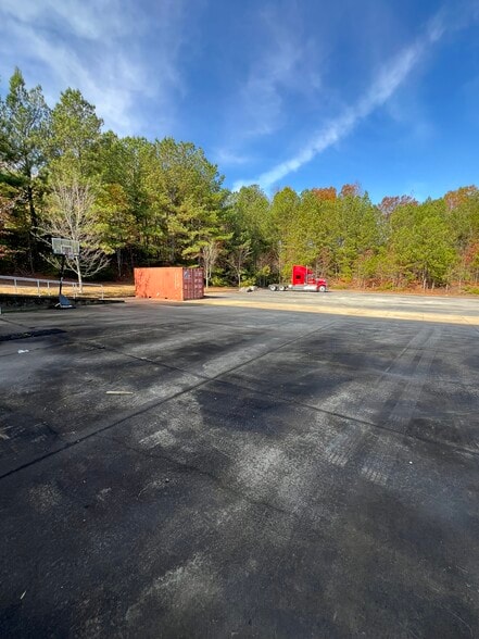 More Photos Of 4907 Golden Pky, Buford Warehouse For Lease