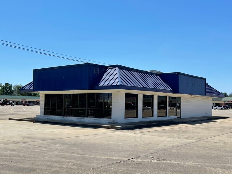 More Photos Of 1000 W Broadway, Centralia Unknown For Lease