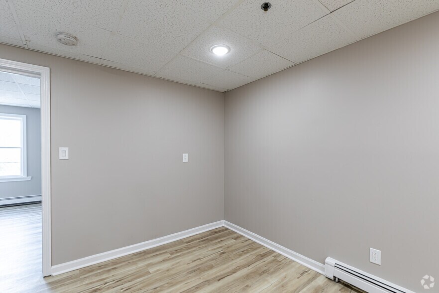 More Photos Of 82 Main St, East Hampton Apartments For Lease