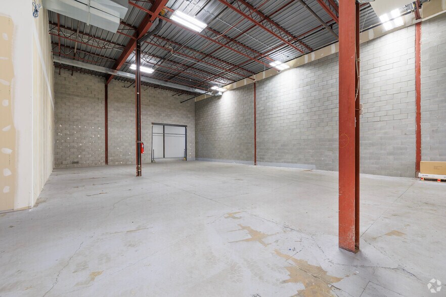 More Photos Of 509-549 Av Lépine, Dorval Warehouse For Lease