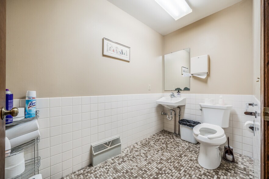 More Photos Of 645 Hawthorne Dr, Omro Veterinarian Kennel For Sale