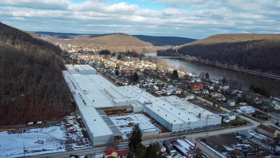 More Photos Of 325 Buffalo St, Franklin Warehouse For Lease